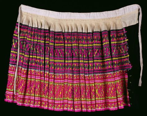 Gorgeous vintage Hmong skirt Hmong Skirt, Vietnam Costume, Hmong Fashion, Wrap Clothing, Hmong Clothes, Hmong Textiles, Group Costumes, Folk Fashion, Vogue Fashion