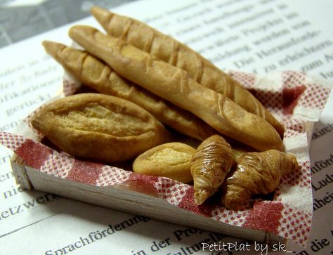 Miniature Breads and Croissants | Flickr - Photo Sharing! Clay Picnic, Bread Clay, Christmas Turkey Dinner, Basket Of Bread, Custard Slice, Chocolate Yule Log, Miniature Basket, Miniature Ice Cream, Yule Log Cake