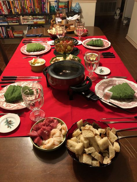 Christmas fondue Fondue Party Ideas, Fondue Table, Christmas Fondue, Fondue Party, Table Settings, Party Ideas, Christmas