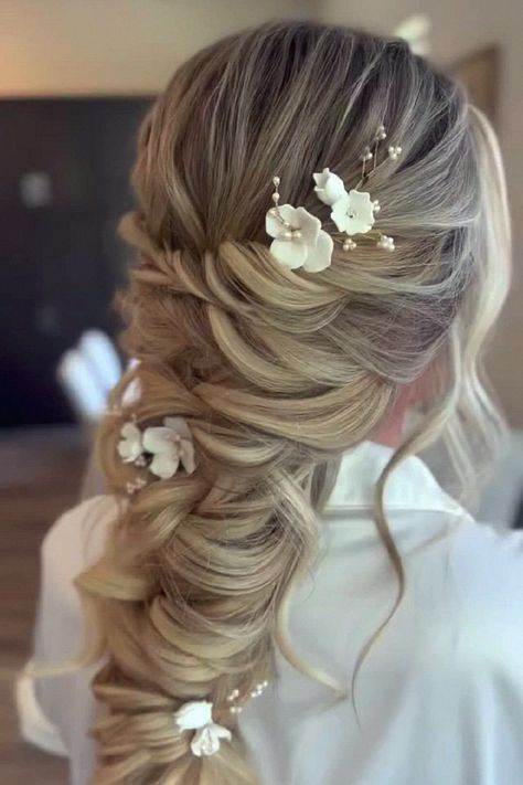 This beach wedding hairstyle feels ideal for the bride-to-be. I dig this idea for beach inspo. Save that to your bridal collection. Beach Wedding Bride Hairstyles, Wedding Bride Hairstyles, Beach Wedding Bride, Romantic Braid, Hairstyles Beach, Vintage Waves, Beach Inspo, Bridal Hair Inspiration, Wedding Hairstyles Bride