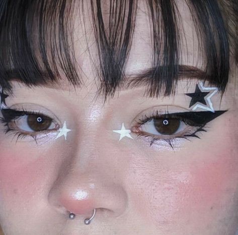 My Melody Eyeliner, Skz Inspired Makeup, Skz Concert, Bold Eyeshadow, Vampire Bride, Mekap Mata, 20 Makeup, Cute Eye Makeup, Graphic Makeup