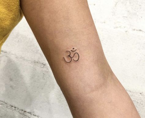 Chi Symbol Tattoo, Om Tattoo Minimalist, Ohm Tattoo, Lucky Cat Tattoo, Om Tattoo Design, Vintage Tattoo Design, Cute Tats, Om Tattoo, Spiritual Tattoos