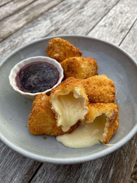 deep fried camembert Fritter Dipping Sauce, Deep Fried Camembert, Baked Camembert Air Fryer, Cooked Camembert, Fried Camembert, Fried Cheese Bites, Camembert Baked In Bread, Serbian Christmas, Camembert Recipes