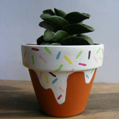 Terracotta Pot Painting Ideas, Terracotta Pot Painting, Small Succulent Pots, Painted Pot, Mini Plant Pots, Plant Pot Design, Flower Pot Art, Plant Pot Diy, Mini Plant