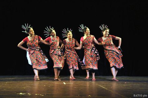 Sambalpuri - dance from Odisha-semi-classical dance of India Orissa Traditional Dress, Sambalpuri Photo, Indian Dance Photography, Bihu Assam Dance, Sambalpuri Dance, Odisha Dance, Dance Dress Ideas, Semi Classical Dance, Rajasthani Dance