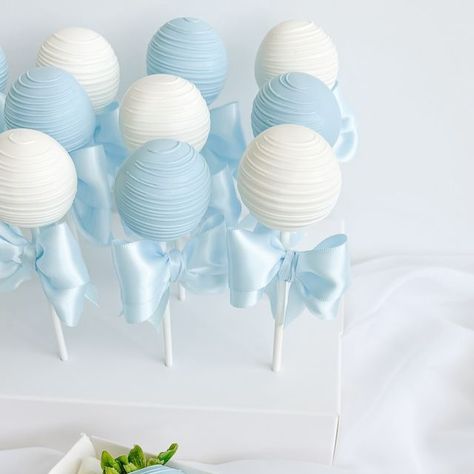 CHELLYBERRIES on Instagram: "Baby blue + white cake pops and strawberries 🤍✨🩵 . .  #fyp #cakepops #strawberries #chocolate #dessert #desserttable #chocolatedippedstrawberries #cake #babyshowercake #boybabyshower" Light Blue Cake Pops, Boy Baby Shower Cake Pops, Cake Pop Baby Shower Boy, Baby Shower Cake Pops For Boys, Cake Pops Baby Shower Boy, Baby Shower Boy Cake Ideas, Baby Blue Baby Shower Ideas Boys, Cake Pops Decorating Ideas, Boy Baby Shower Desserts