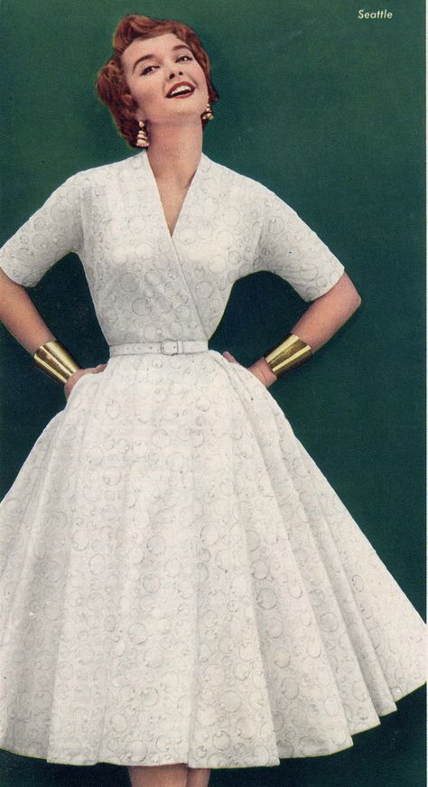 1950s Fashion - sporting the Wonder Woman cuffs decades before! vintage style 50s dress full skirt white lace day or party color photo print ad model magazine White 1950s Dress, 1950s Day Dress, 50 Fashion Vintage 1950s, Istoria Modei, Mode Retro, Vestidos Retro, 1950 Fashion, Roxy Dresses, Fifties Fashion