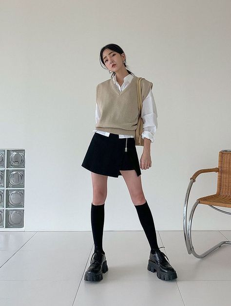 Black Long Socks Outfit, Cute Winter Outfits Korean, Creating A Wardrobe, Classy Vintage Outfits, Skirt Outfits Korean, Korean Fashion Skirt, Timeless Looks, Outfit Korean, Classy Vintage