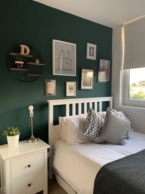 Green Wall White Bed, Spare Bedroom Ideas Green, Green And White Walls Bedrooms, Teal Green Bedroom Decor, Green And White Room Ideas Bedroom, Green Room White Furniture, Emerald And White Bedroom, Green Bedroom White Bed, Bedroom Ideas Green And Black