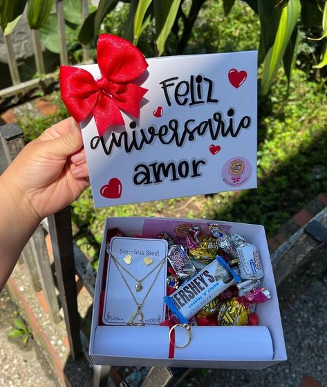 San Valentin Ideas Regalos Novio, Ideas Aniversario, Valentine's Day Gift Baskets, Cute Birthday Pictures, Diy Birthday Gifts For Friends, Unisex Baby Shower, Diy Gift Set, Bf Gifts, Gift Bouquet