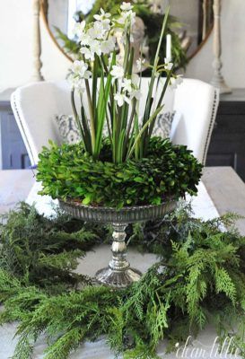 christmas-table-decorations-05-1-kindesign Christmas Tablescape, Ideas For Christmas, Front Porch Christmas Decor, Christmas Tablescapes, Christmas Table Settings, Deco Floral, Christmas Floral, Christmas Table Decorations, Christmas Centerpieces