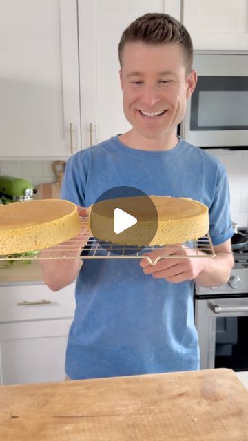 Dan Langan on Instagram: "Level cake layers are a breeze with this simple hack! Fold sheets of paper towel to match the height of your cake pan. Dip them in water and press out excess water. Wrap the moistened paper towels around your greased/lined cake pans and then wrap in foil to hold the paper towel in place. Bake at the temperature in your recipe- they will take longer to bake because the paper towels are insulating the sides of the pan. Your cake layers will bake evenly and won’t dome in the center. #cakes #baking #cakebaking #cakedecorating #cakedecorator #bakingstrips #backinghacks #cakepan #dessert" Bake Flat Cakes, Fold Sheets, Easy Layer Cake, Healthy Cakes, 3 Layer Cakes, Flat Cakes, Pie Baking, Baking Hacks, Cake Wraps