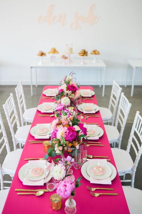 Hot Pink Table, Pink Table Runner, Pink Table Settings, Brunch Party Decorations, Hot Pink Birthday, Pink And Gold Birthday Party, Pink Party Theme, 21 Diner, Pink Party Decorations