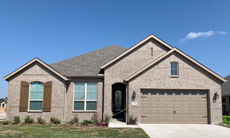 Exterior Scheme #11A - Flint Ranch brick with Grey Mortar Auburn Hills Acme Brick, Brick Craftsman House, Craftsman House Exterior, Red Brick House Exterior, Acme Brick, Brick Houses, Dallas House, Red Brick House, Brick Exterior House