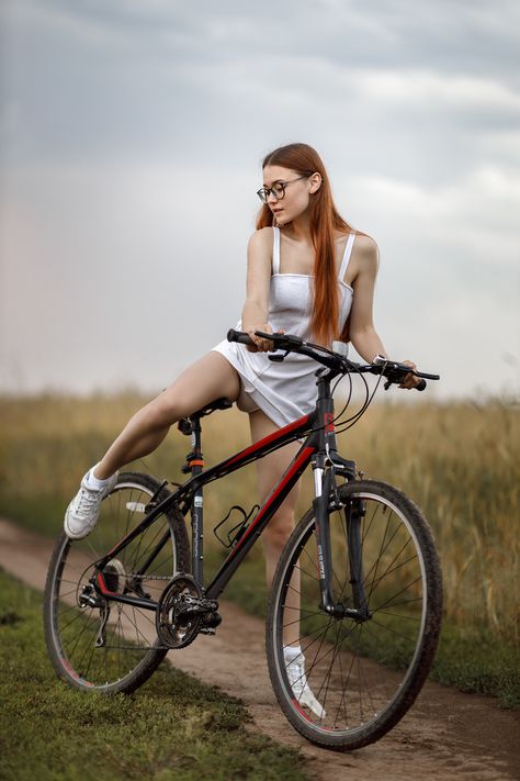 Biker Chick Outfit, Bicycle Chic, Female Cyclist, Cycle Chic, Bicycle Women, Bicycle Girl, Hottie Women, Bikes Girl, Lady Biker