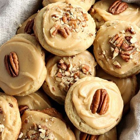 image Brown Sugar Pecan Cookies, بيتي فور, Brown Sugar Frosting, Cookie Recipe Video, Sugared Pecans, Brown Sugar Cookies, Sugar Frosting, Cookies Soft, Pecan Cookies