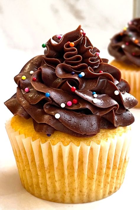 Yellow Cupcakes {With Chocolate Frosting} - CakeWhiz Yellow Cake Cupcakes, Cupcakes Coconut, Best Vanilla Cupcake Recipe, Yellow Birthday Cake, Lime Frosting, Cupcakes With Chocolate Frosting, Birthday Cake Cupcakes, Milk Chocolate Frosting, Amazing Cupcakes