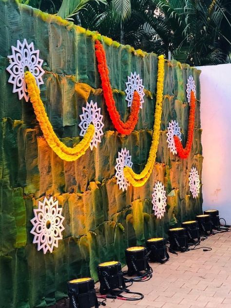 Puja Stage Decoration, Saree Backdrop Ideas, Diwali Backdrop Ideas, Leaves Backdrop, Leaf Decor Wedding, Weddings Decorations Elegant Romantic, Plantain Leaves, Wedding Background Decoration, Housewarming Decorations