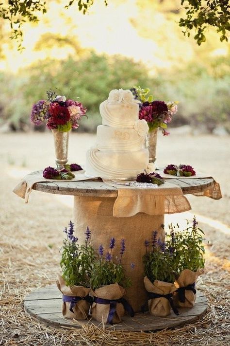 Wire Spool Thanksgiving Decorations Outdoor, Rustic Farm Wedding, Romantic Garden Wedding, Cake Display, Party Table Decorations, Romantic Garden, Wedding Chicks, Rustic Country Wedding, Cake Table