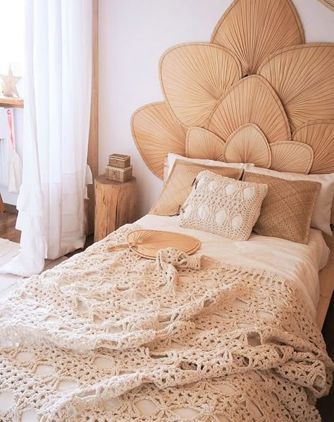 Une forme originale pour décorer le lit avec une tête de lit en bois esprit bohème (pinterest) Scandinavian Bedroom, Boho Room, Room Inspiration Bedroom, Boho Bedroom, Furniture For Small Spaces, Diy Storage, New Room, Bedroom Makeover, Interior Design Living Room