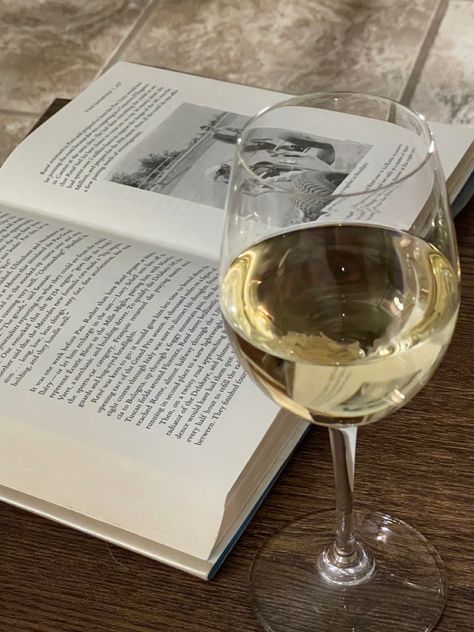 Wine And Book Aesthetic, Bottle Of Wine Aesthetic, Fond Tiktok, Reading Aesthetic Cozy, Wine And Reading, Wine Night Aesthetic, White Wine Aesthetic, Wine And Books, Winter Hamilton