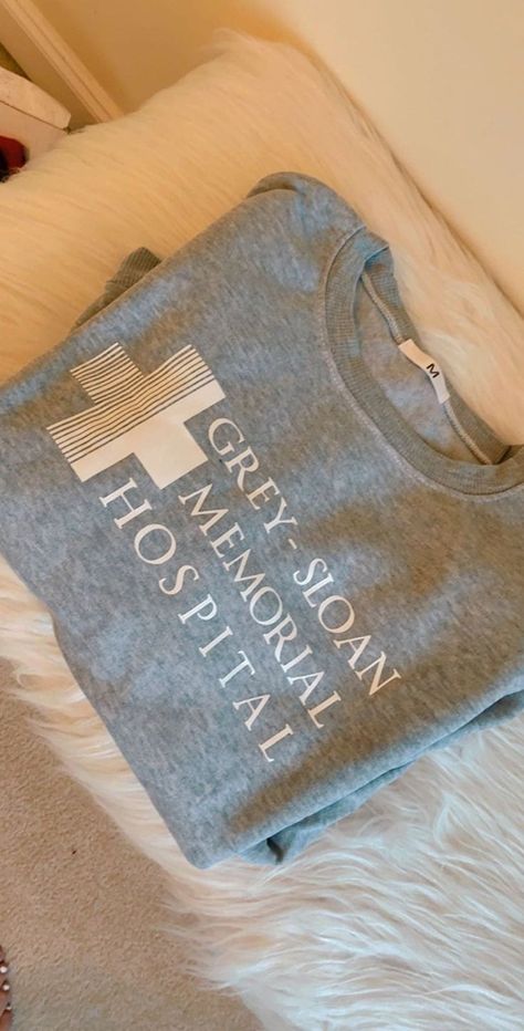 Outfits Recreation, Greys Anatomy Sweatshirt, Greys Anatomy Shirts, Greys Anatomy Gifts, Medical Scrubs Outfit, Nurse Aesthetic, Scrubs Outfit, Cristina Yang, Vinyl Clothing