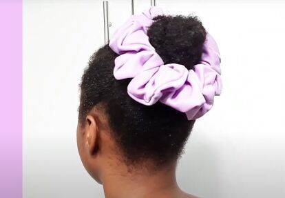 This is a guide on how to sew a scrunchie in 3 different sizes. Learn how to make a small scrunchie, a medium scrunchie, and a big scrunchie in this easy tutorial. Scrunchies Tutorial, Sew A Scrunchie, Scrunchies Pattern, Fluffy Scrunchies, Big Scrunchies, Diy Hair Scrunchies, Diy Hair Accessories Ribbon, Dress Alterations, Shirt Dress Casual