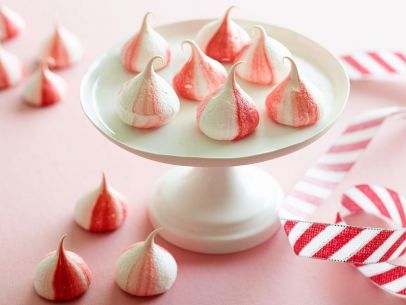 Peppermint Meringues Peppermint Meringues, Best Christmas Cookie Recipe, Meringue Recipe, Best Christmas Cookies, Holiday Cookie Recipes, Meringue Cookies, Xmas Cookies, Christmas Sweets, Cookie Exchange