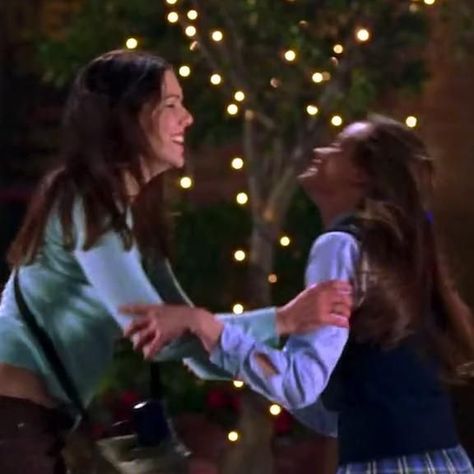 Gilmore Girls Lorelai, 1990 Style, Watch Gilmore Girls, Team Logan, Lorelai Gilmore, I Love Cinema, Rory Gilmore, Best Tv Shows, Girl Falling