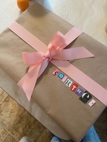 Fun goft wrapping | birthday | birthday wrapping | cool girl aesthetic | girly aesthetic | ribbon | birthday present | holiday wrapping | gift wrap | magazine letters | crafts | party | gift tags | #giftideas #wrapping #birthdayparty #girlsbirthdayparty #giftwrappingideas #giftwrappingtechniques #giftwrappingtutorial Gift Wrap Birthday, Sweet 16 Gift Wrapping Ideas, Elegant Birthday Gift Wrapped Necklace, Aesthetic Wrapping Paper Birthday, Brown Paper Birthday Wrapping, Birthday Brown Paper Wrapping, Aesthetic Ribbon, Magazine Letters, Cool Girl Aesthetic