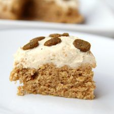 Microwave Mug Pupcake - a quick, microwaveable dog treat! This cake bakes in 90 seconds and is topped with a simple two-ingredient frosting! Microwave Dog Cake Recipe, Dog Mug Cake, Mini Dog Cake, Pup Treats, Dog Treats Homemade, Greek Yogurt And Peanut Butter, Lunatic Fringe, Dog Cake Recipes, Microwave Mug