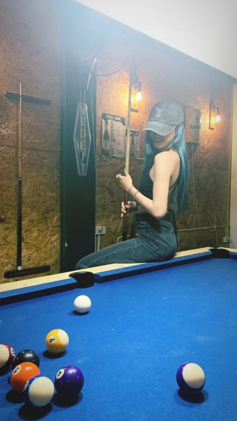 Date Night Bowling Outfit, Billiard Pose, Pool Table Pictures, Billiard Outfit, Billiard Photoshoot, Farm Poses, Pool Table Photoshoot, Billiards Aesthetic, Bar Pics