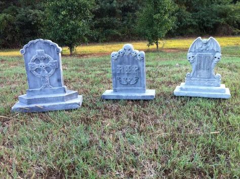 Halloween Tombstones Diy, Tombstone Diy, Tombstone Halloween, Xps Foam, Halloween Forum, Halloween Outside, Halloween Props Diy, Halloween Graveyard, Halloween Tombstones