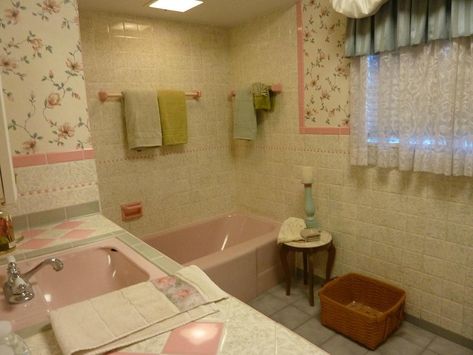 Granny Bathroom, 60s House Decor, 1960s Bathroom, 90s Bathroom, Cottagecore Bathroom, 70s Bathroom, Uni Dorm, 60s House, Indian Living Rooms