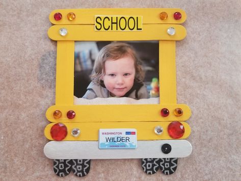 School Bus Picture Frame, Bus Picture, School Bus Pictures, School Bus Crafts, Bus Crafts, Preschool Pictures, Kids Handicraft, Sock Puppet, Infant Classroom