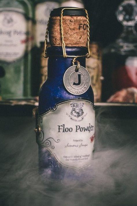 Floo powder Floo Powder Label, Diy Harry Potter Potions, Harry Potter Potion Labels, Floo Powder, Harry Potter Bedroom Decor, Diy Harry Potter, Harry Potter Friends, Harry Potter Room Decor, Halloween Potion Bottles