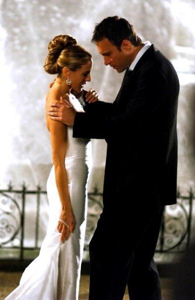 Carrie And Big, Sara Jessica Parker, Carrie Bradshaw Outfits, Carrie Bradshaw Style, Newspaper Dress, Wedding Movies, Actrices Hollywood, And Just Like That, Sarah Jessica Parker