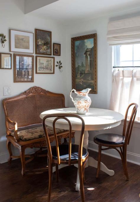 Breakfast Nook Ideas Small Apartment, Antique Breakfast Nook, Small Apartment Breakfast Nook, Homey Apartment, Fun Dining Room, Tiny Dining Room, Loft Room Ideas, Sitting Room Interior Design, Tiny Dining Rooms