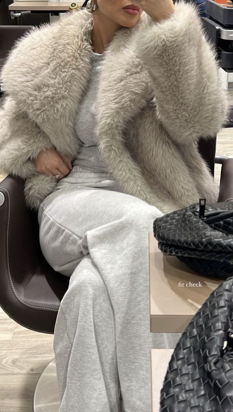 Fur Coat Outfit, Estilo Ivy, Elegantes Outfit Frau, Stockholm Style, Winter Fit, Autumn Fits, Outfit Invierno, Inspo Outfit, Mode Ootd