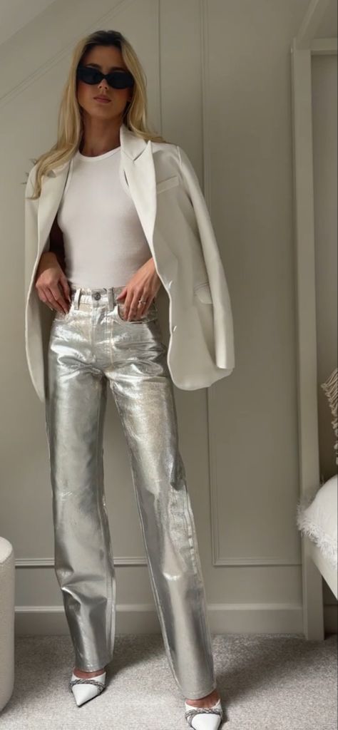 Metallic Jeans Zara, Metallic Trousers Street Style, Metallic Fall Outfit, Zara Metallic Jeans Outfit, How To Wear Metallic Pants, Metallic Look Fashion, Night In Nyc Outfit, Silver Jean Outfits, Outfits With Metallic Pants