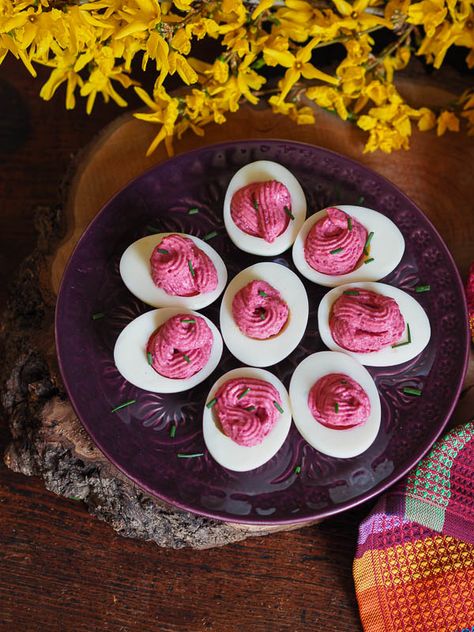 Pink Deviled Egg with Beetroot French fancy and easy recipe Easy French Recipes, Parisian Kitchen, Puff Pastry Filling, Baked Mushrooms, Easter Dinner Recipes, Poached Pears, Homemade Pesto, Cheese Pasta, Easter Dinner