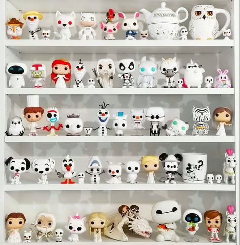 Aesthetic Funko Pop, Funko Pop Aesthetic, Funko Display Ideas, Funko Pop List, Игрушки Funko Pop, Funko Pop Display, Disney Room Decor, Pop Figurine, Funko Pop Dolls