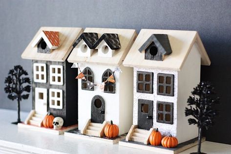 Diy Halloween Village, Halloween Village Display, Halloween Bunting, Halloween Decor Diy, Casa Halloween, Pretty Life, Adornos Halloween, Manualidades Halloween, Halloween Tattoo