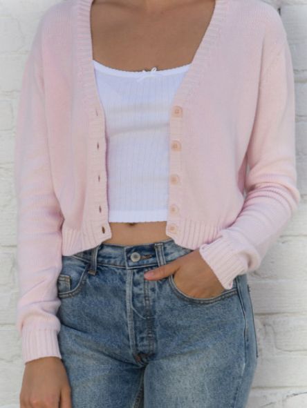 Pink Cardigan Outfit, Cardigan Outfit Aesthetic, Piper Halliwell, Floral Clothes, Luanna Perez, Cardigan Y2k, Outfit Short, Barbie Style, Flare Denim Jeans