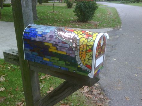 Mosaic mail box made out of stained glass Painted Mailboxes, Unique Mailboxes, Mail Boxes, Mosaic Stained, Mosaic Madness, Jacksonville Beach, Mosaic Garden, Mosaic Projects, Mosaic Diy