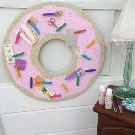 How to make a sprinkle donut bulletin board – Recycled Crafts Sprinkles Classroom Theme, Donut Bulletin Board Ideas, Donut Bulletin Board, Donut Classroom, Math Carnival, Donut Sprinkle, Bakery Theme, Giant Donut, Classroom Goals