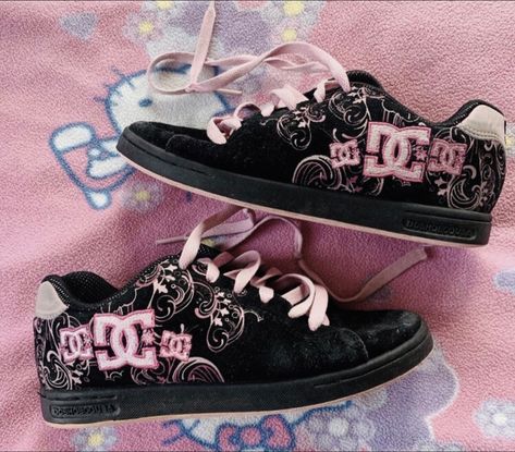 Mcbling Fashion, 00s Mode, Dr Shoes, Pretty Shoes Sneakers, Funky Shoes, 2000s Fashion Outfits, Shoe Inspo, Swag Shoes, Dc Shoes