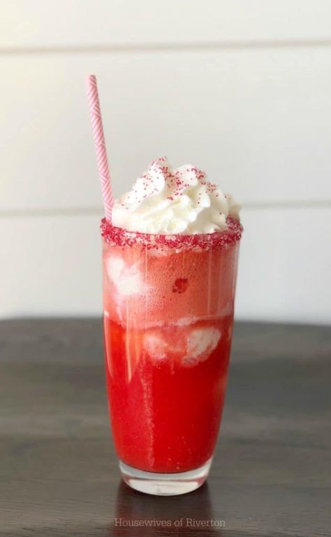 Valentines Day Drinks Nonalcoholic, Anime Valentines, Soda Float, Drinks Nonalcoholic, Valentines Recipes, Desserts Holiday, Floats Drinks, Valentine Drinks, Strawberry Crush