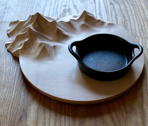 Furniture and wood shavings: Benoît Vauthier and Manu Lerendu Vogue Design, Wood Shavings, Public Sculpture, Mountain Ranges, Cnc Wood, Ceramics Pottery Art, Wooden Plates, Tea Art, Plate Design