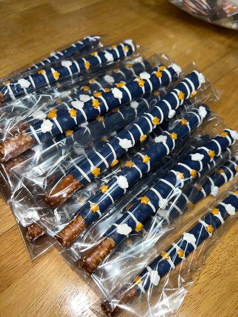 Twinkle Twinkle Themed Chocolate Covered Pretzels to your needs! Great for any favor for party favors such as birthdays, showers, weddings etc. Default made as pictured. Dipped in navy blue drizzled with white topped with white clouds and gold stars.  if you want some with other base colors select in options or message me or go to my custome link to make your own theme!  All pretzel orders have a 1-10 week processing time for those who want to plan ahead and order in advanced to needing them, if Covered Pretzel Rods, Dipped Pretzels, Chocolate Covered Pretzel, Police Party, Chocolate Covered Pretzel Rods, Chocolate Dipped Pretzels, Black Confetti, Covered Pretzels, Pretzel Rods